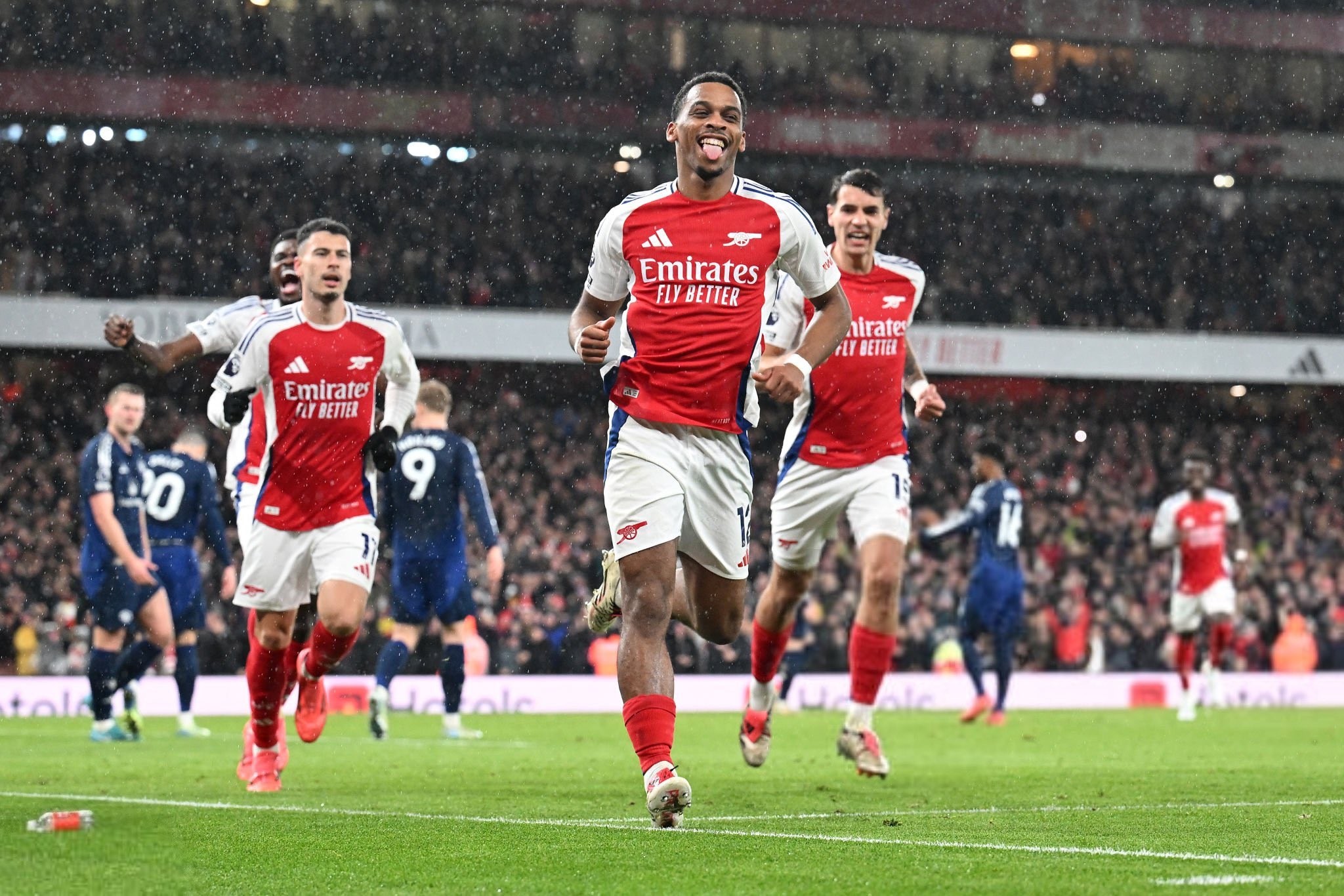 梅西决赛2助攻！率队3-1首次夺冠，一夜又创纪录：生涯47次捧杯