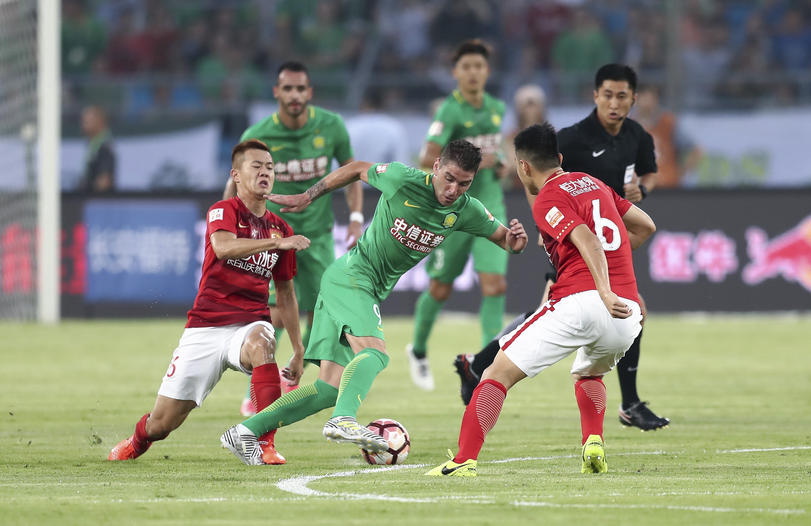 每体列足坛十大奇葩条款：博格坎普拒坐飞机；内马尔微笑条款